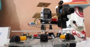 Liseli öğrenciler silahla ateş eden robot üretti