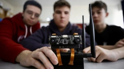 Liselilerin g&ouml;rme engelliler i&ccedil;in geliştirdiği robota &ccedil;ifte &ouml;d&uuml;l
