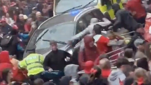 Liverpool'da bir araç geçit töreni sırasında kalabalığın arasına daldı