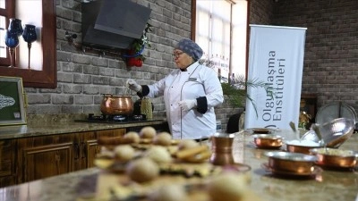Lohusa şerbeti "kaynar" geleneği Adana'daki usta &ouml;ğreticiler tarafından yaşatılıyor