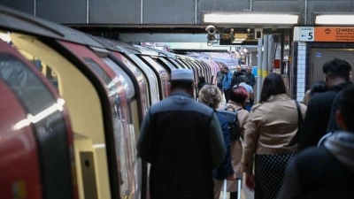 Londra'da aşırı sıcak hava ve yağış raylı ulaşımı fel&ccedil; etti