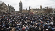 Londra&#039;da kadın cinayetini anma törenine polis müdahalesi protesto edildi