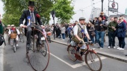 Londra'da tüvit ceketli bisikletçiler pedal çevirdi