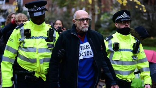 Londra'da yasaklı Palestine Action grubuna destek eyleminde çok sayıda kişi gözaltına alındı