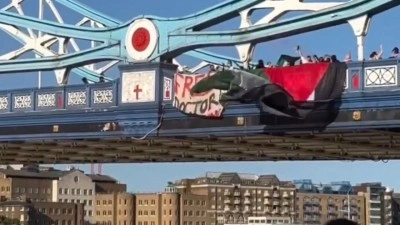 Londra'daki Tower Bridge'de Filistinli doktor Ebu Safiyye'nin serbest bırakılması i&ccedil;i