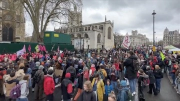 Londra'da binlerce kişi, çevre ve iklim konularına dikkati çekmek için toplandı