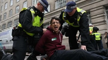 Londra'da İsrail'in Gazze saldırılarını protesto eden eylemciler gözaltına alındı