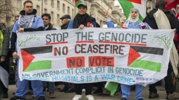 Londra'da sağlık çalışanları, Gazze için "sessiz yürüyüş" düzenledi