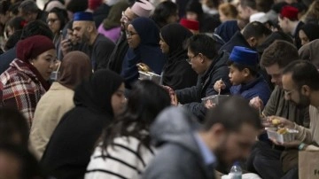 Londra'nın ünlü modern sanat galerisinde toplu iftar programı düzenlendi