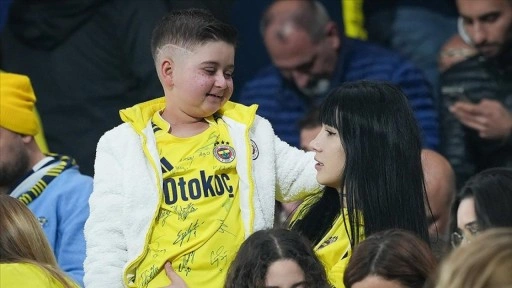 Lösemi hastası küçük Fenerbahçe taraftarının derbi izleme hayali gerçek oldu
