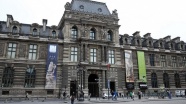 Louvre Müzesi önünde askere saldırı