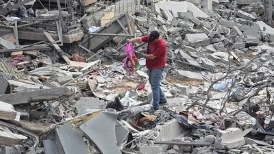 L&uuml;bnan'da İsrail saldırılarının harabeye &ccedil;evirdiği Nebatiye'de aileler anılarını kurtarmay