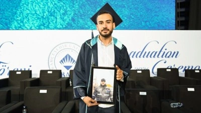 L&uuml;bnanlı gen&ccedil;, mezuniyet t&ouml;renine İsrail'in saldırısında &ouml;len ağabeyinin fotoğrafıyla katıldı