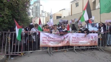 Lübnanlılar İsrail'e yardımlarından dolayı Fransa'yı protesto etti