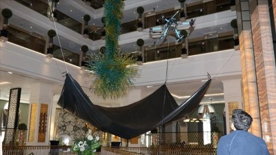 L&uuml;ks otellerin avizelerinin temizliği de dronla yapılıyor