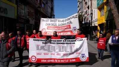 Maaşlarının d&uuml;zenli yatırılmasını isteyen Karşıyaka Belediyesi iş&ccedil;ilerinden protesto