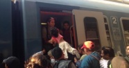 Macaristan’da mülteciler trenlere akın etti