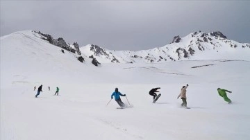 Macera tutkunu kayakçılar Erciyes'te "snow cat" turu ile adrenalini zirvede yaşıyor