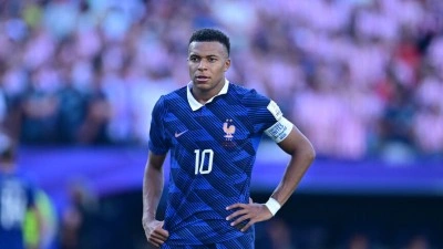 Macron, ırk&ccedil;ı paylaşımların hedefi olan Fransız futbolcu Mbappe'ye tam destek verdi