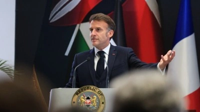 Macron, Kenya'daki panelde konuşmacıları dinlemeyip g&uuml;r&uuml;lt&uuml; yapan katılımcıları sahneye &ccedil;ıkarak