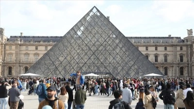 Macron, Louvre M&uuml;zesi'nin başına yeni bir isim atadı