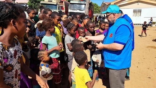 Madagaskar'daki muhtaçların yüzü hayırseverlerin yardımlarıyla güldü