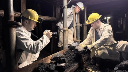 Madencilerin "kara elmas" mesaisi, fotoğraf karelerinde ölümsüzleşiyor