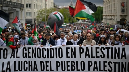 Madrid sokaklarını dolduran İspanyollar, İsrail'in Gazze'deki soykırımına tepki gösterdi