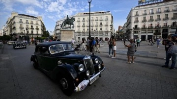 Madrid'de klasik arabalarla şehir turu yapıldı