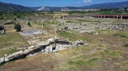 Magnesia Antik Kenti&#039;ndeki kazılarda hedef toprak altındaki Zeus tapınağı