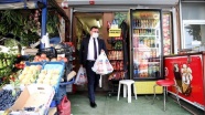 Mahalle muhtarı karantinadaki Kovid-19 hastalarının alışverişini yapıyor