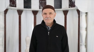 Mahallesindeki caminin kapısını 20 yıldır hem ibadet hem de temizlik i&ccedil;in aralıyor