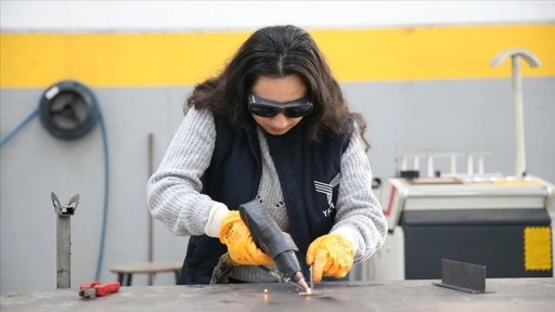 Makine m&uuml;hendisliği &ouml;ğrencisi İkra &Ouml;zdemir babasının kaynak&ccedil;ı at&ouml;lyesini devralmaya hazırlanıyor