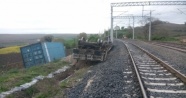 Makinist treni güçlükle durdurdu, kum yüklü vagon devrildi