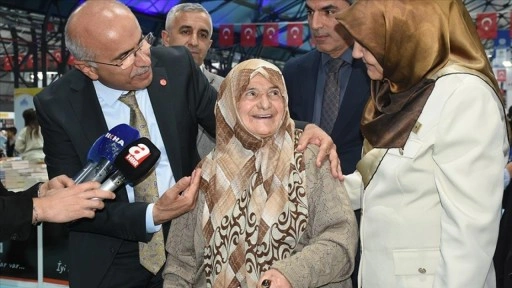 Malatya'da 88 yaşında okuma yazma öğrenen Emine Genç, kitap fuarının onur konuğu oldu