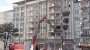 Malatya&#039;da ağır hasarlı bina kontrollü yıkılıyor