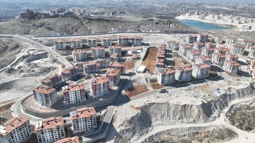 Malatya'da deprem konutlarının yapımı sürüyor