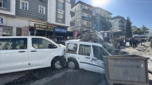 Malatya'da freni arızalanan kamyon 15 araca çarptı, 3 kişi yaralandı