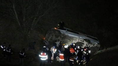 Malatya'da maden iş&ccedil;ilerini taşıyan servis minib&uuml;s&uuml; devrildi: 2 &ouml;l&uuml;, 10 yaralı
