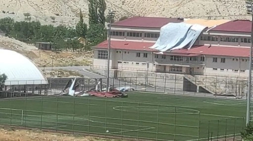 Malatya'da şiddetli rüzgar spor salonuna zarar verdi