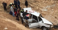 Malatya'da virajı alamayan bir otomobil şarampole uçtu: 1 ölü, 4 yaralı