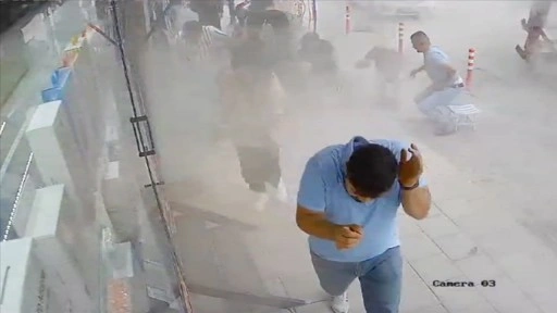 Malatya'da yanlarından geçen tırın patlayan lastiği 2 kişiyi yaraladı