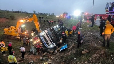 Malatya'da yolcu otob&uuml;s&uuml; şarampole devrildi