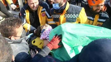 Malatya'da 105 saat sonra bir kadın kurtarıldı
