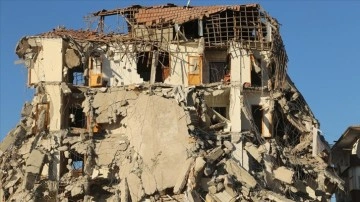 Malatya'da depremde ağır hasar alan binaların yıkımına devam ediliyor