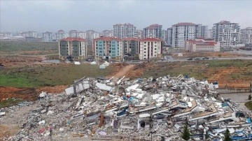 Malatya'da depremde ayakta kalan TOKİ konutlarına 100 metre mesafedeki bina ise yıkıldı