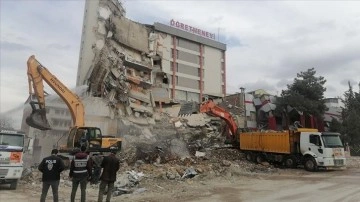 Malatya'da depremde bir kısmı çöken öğretmenevi yıkılıyor