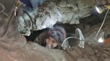 Malatya'da depremden 40 saat sonra 12 yaşındaki Aysima kurtarıldı