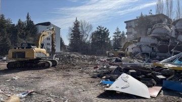 Malatya'da depremlerde yıkılan binaların enkazını kaldırma çalışmaları sürüyor