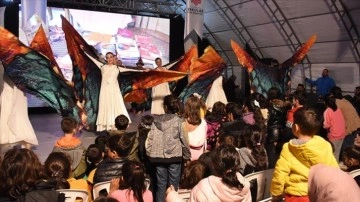 Malatya'da depremzede çocuklara 'Tutar mısın Elimi' adlı oyun sergilendi